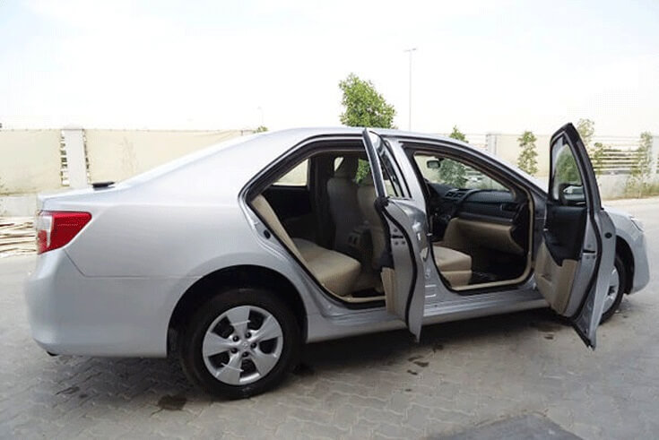 Toyota Camry blindé - profil latéral, côté droit, porte ouverte