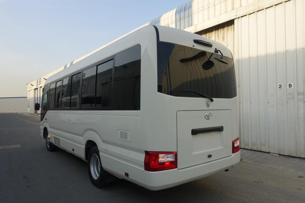 Toyota Coaster Bus BR6 blindé - vue arrière, côté gauche, angle trois-quarts