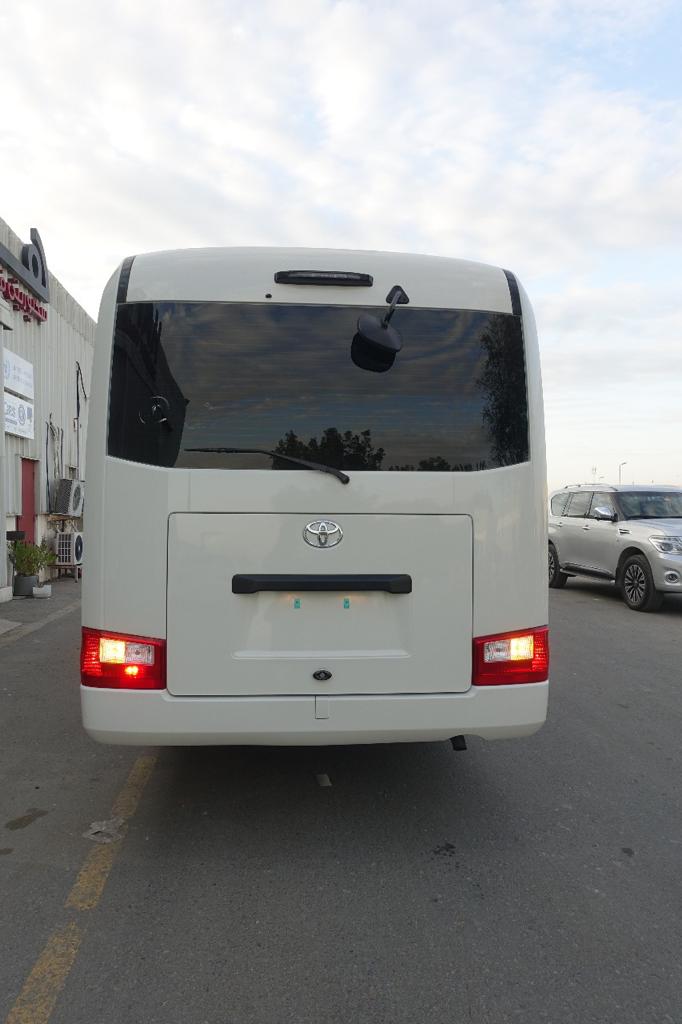 Toyota Coaster Bus BR6 مصفحة بمنظر خلفي