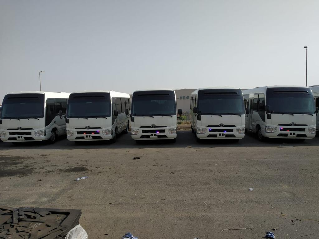 Toyota Coaster Bus BR6 مصفحة ضمن أسطول بمنظر أمامي