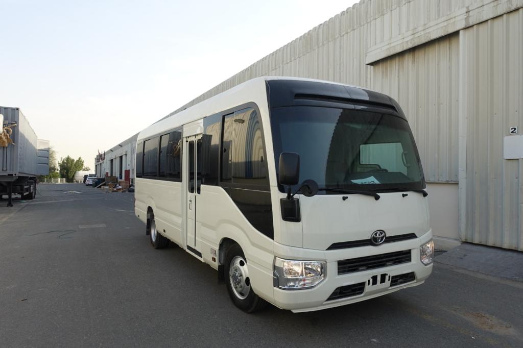 Toyota Coaster Bus BR6 مصفحة من الأمام بزاوية يمين
