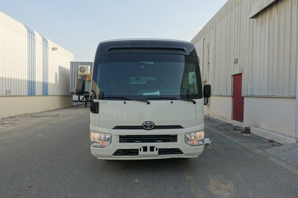 Toyota Coaster Bus BR6 مصفحة بمنظر أمامي