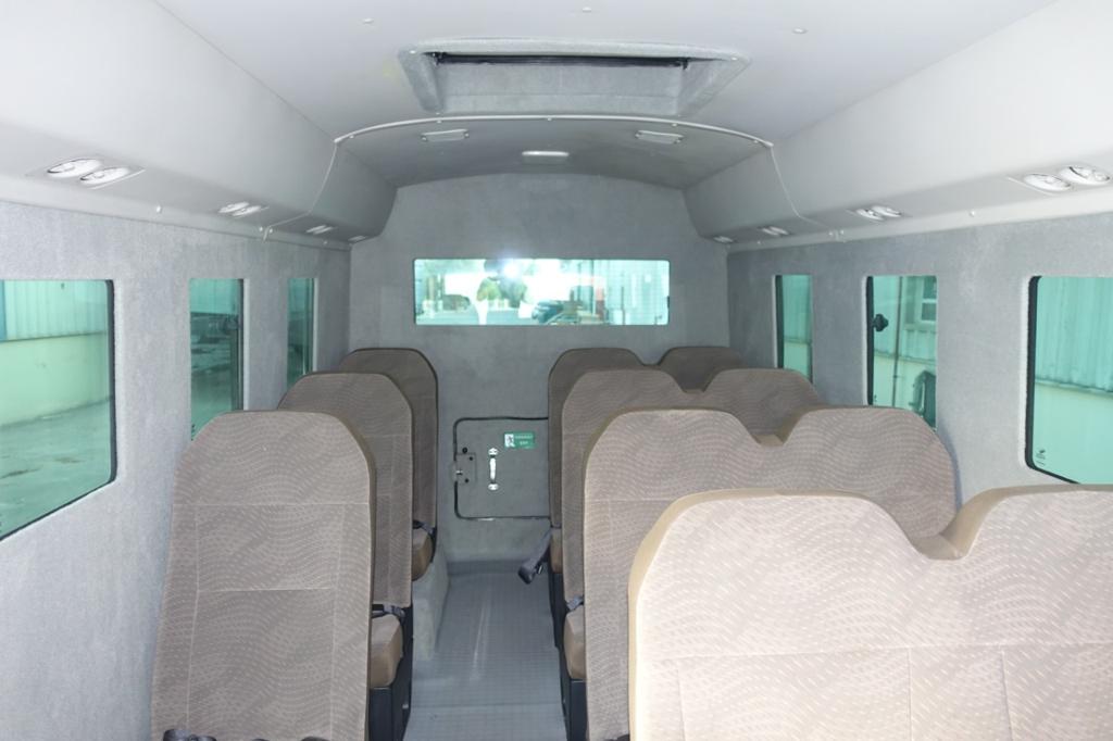 Toyota Coaster Bus BR6 مصفحة مع مقاعد داخلية
