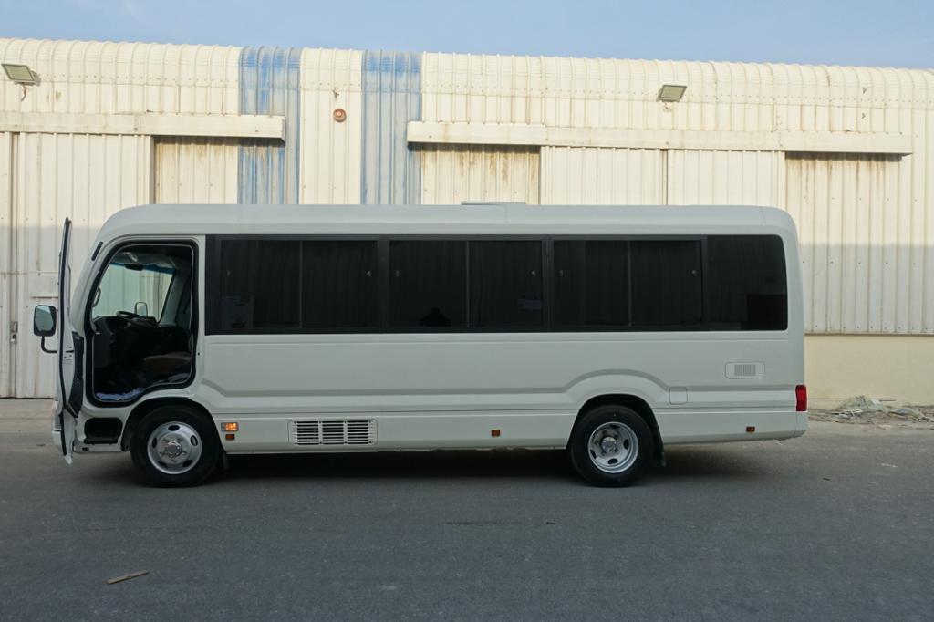 Toyota Coaster Bus BR6 مصفحة مع باب السائق الأيسر مفتوح