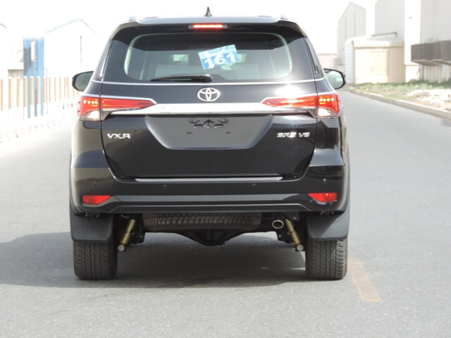 Toyota Fortuner blindé - vue arrière