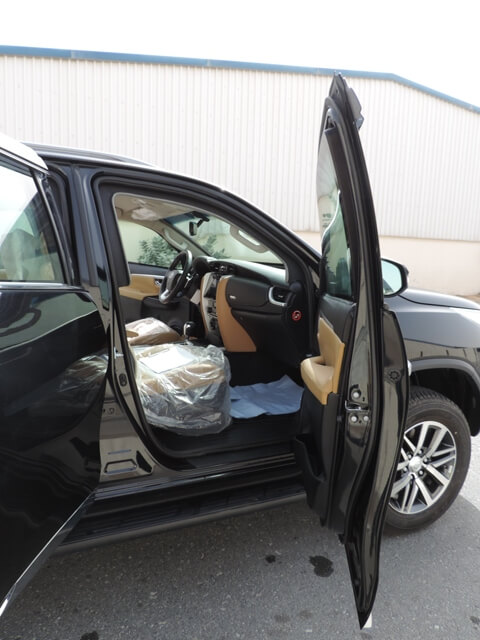 Toyota Fortuner blindé - vue avant, sièges passagers