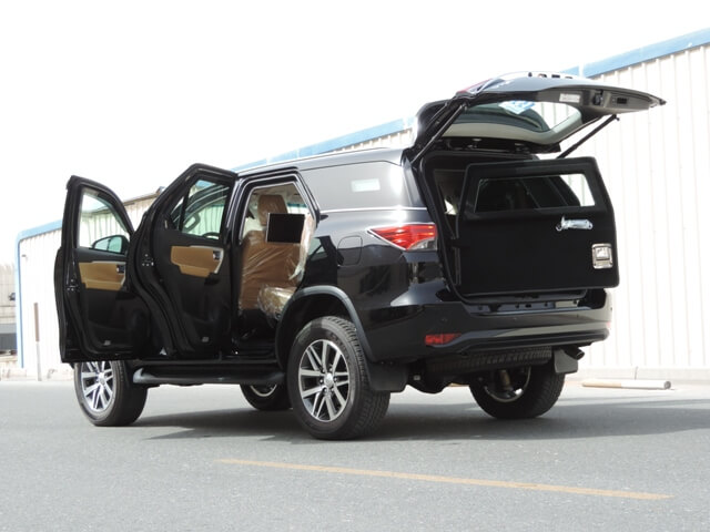 Toyota Fortuner blindé - profil latéral, côté gauche, porte ouverte