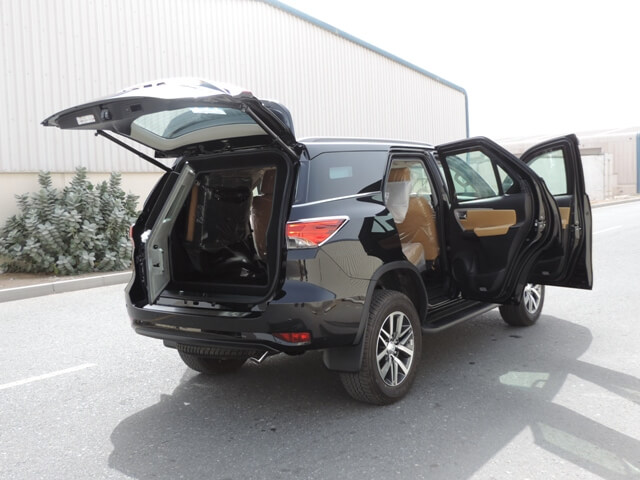 Toyota Fortuner blindé - profil latéral, côté droit, porte ouverte