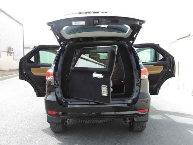 Toyota Fortuner blindé - porte ouverte, coffre ou compartiment arrière