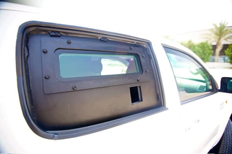 Toyota Hilux Troop Carrier مصفحة مع تفاصيل التدريع