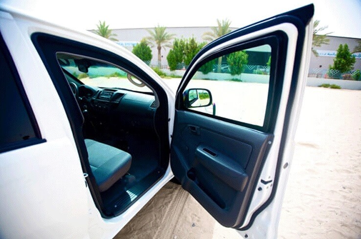 Toyota Hilux Troop Carrier blindé - sièges passagers, porte ouverte