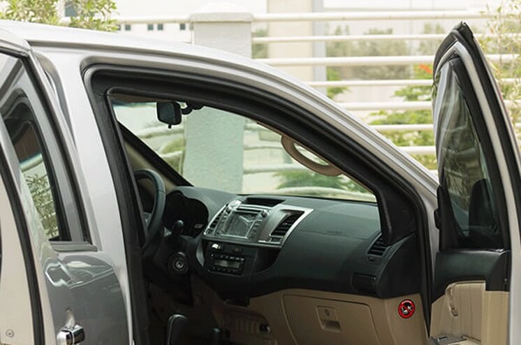Toyota Hilux Vigo مصفحة مع مقعد الراكب والباب مفتوح