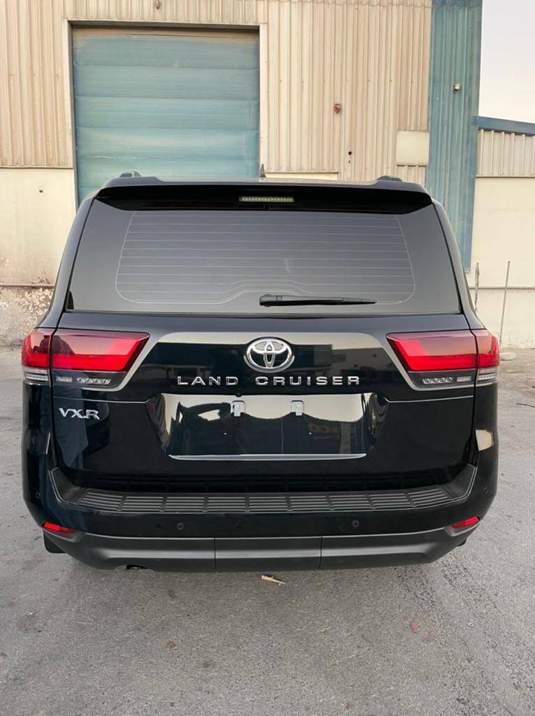 Toyota Land Cruiser 300 مصفحة بمنظر خلفي