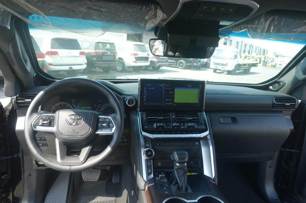 Toyota Land Cruiser 300 مصفحة مع لوحة قيادة السائق