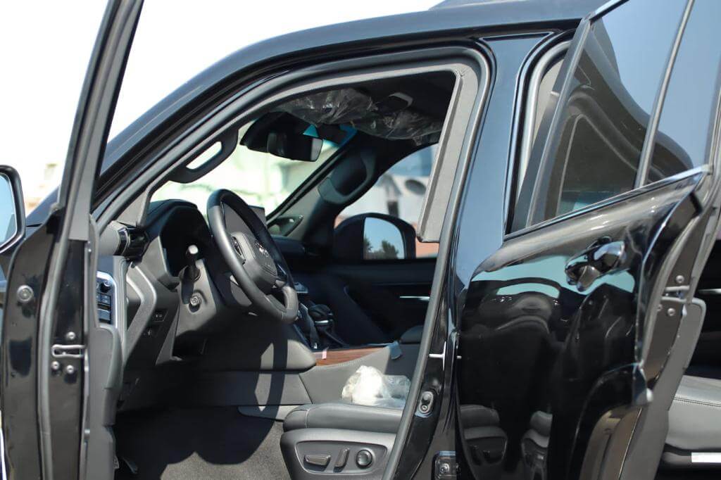 Toyota Land Cruiser 300 مصفحة مع باب السائق مفتوح
