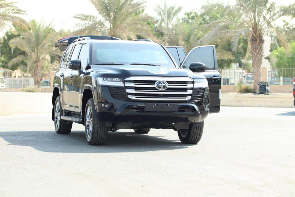 Toyota Land Cruiser 300 مصفحة من الأمام مع الأبواب مفتوحة