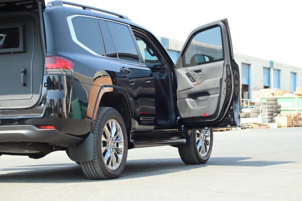 Toyota Land Cruiser 300 مصفحة مع باب الجانب الأيمن مفتوح