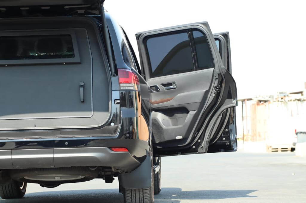 Toyota Land Cruiser 300 مصفحة مع أبواب الركاب اليمنى مفتوحة