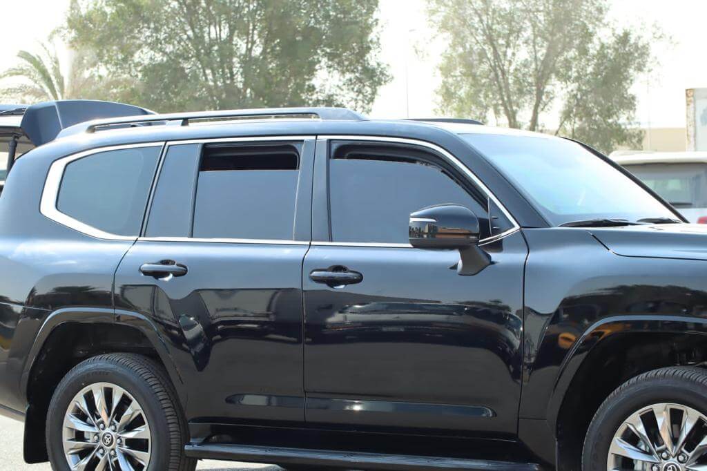 Toyota Land Cruiser 300 مصفحة مع نوافذ الجانب الأيمن