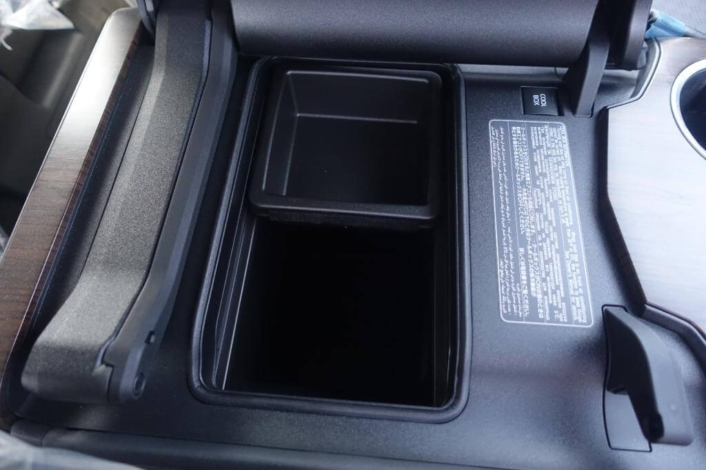 Toyota Land Cruiser 300 مصفحة مع مساحة تخزين خلفية