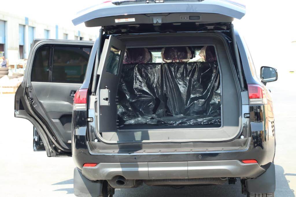 Toyota Land Cruiser 300 مصفحة مع الصندوق الخلفي مفتوح