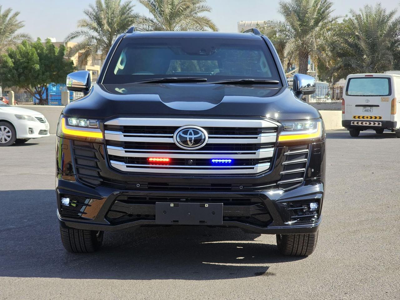 Toyota Land Cruiser 300 VXR مصفحة بمنظر أمامي مع شبك كروم