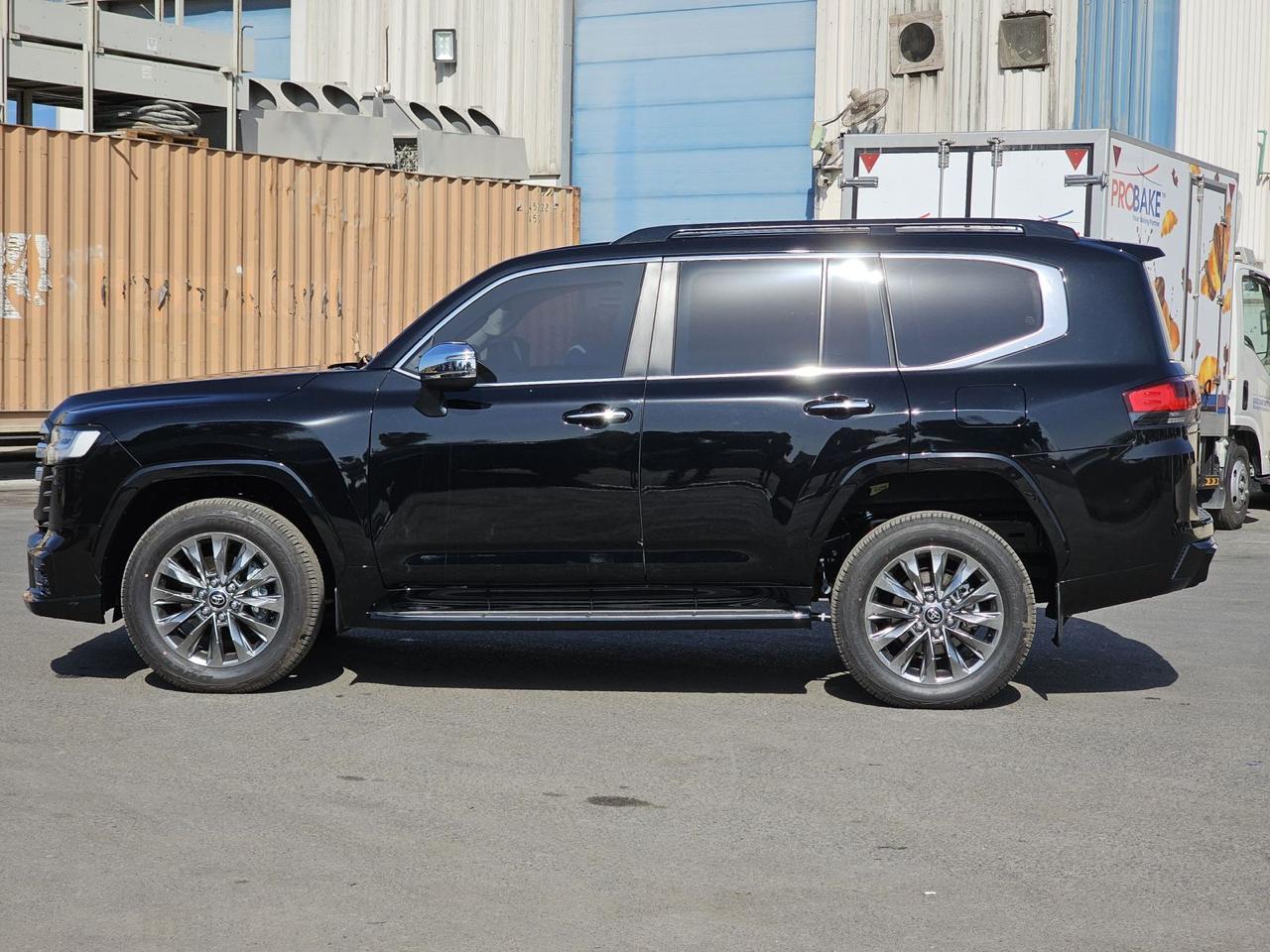 Toyota Land Cruiser 300 VXR مصفحة سوداء من الجانب مع جنوط فاخرة