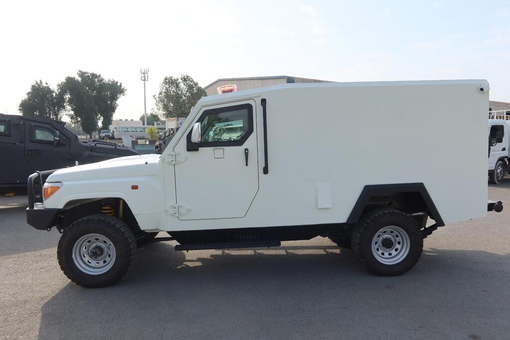 Toyota Land Cruiser 79 مصفحة بمنظر جانبي كامل