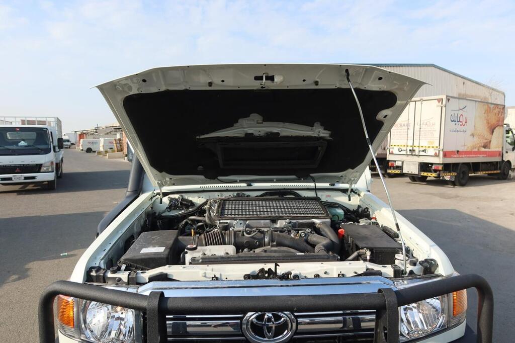 Toyota Land Cruiser 79 مصفحة مع حجرة محرك ديزل توربو