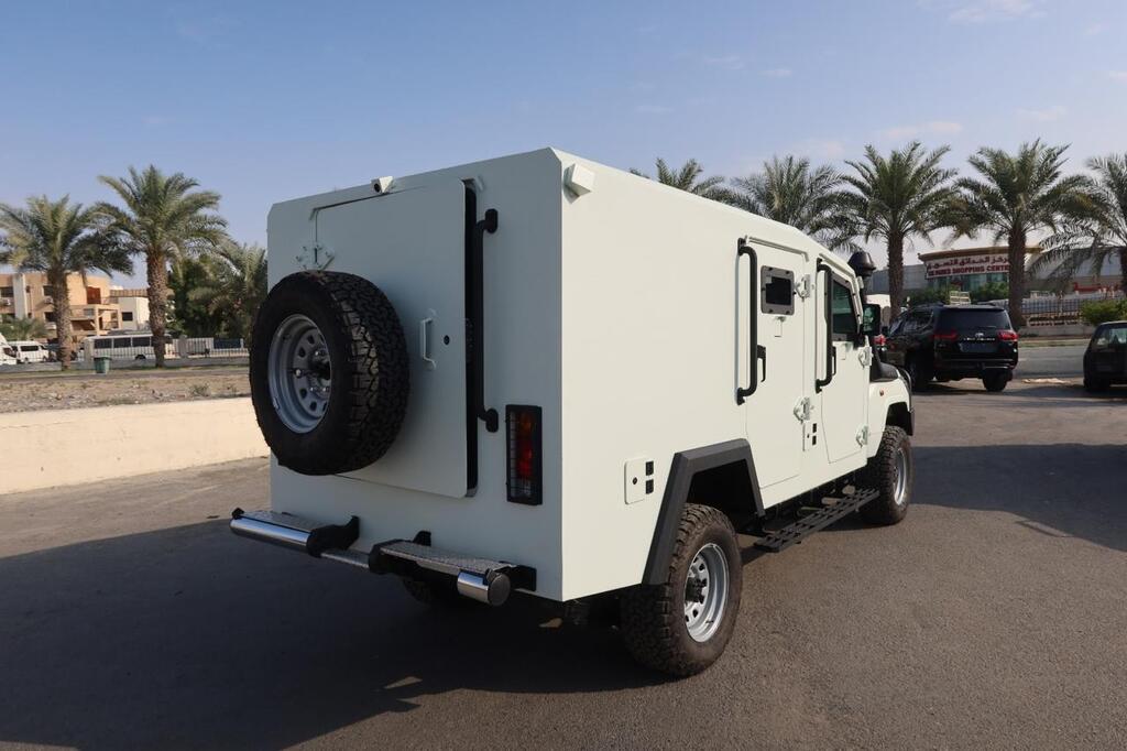 Toyota Land Cruiser 79 مصفحة مع صندوق نقل أفراد معدل