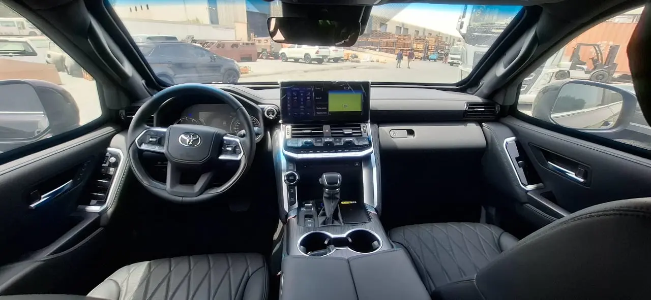 Toyota Land Cruiser VIP BR6 Cockpit