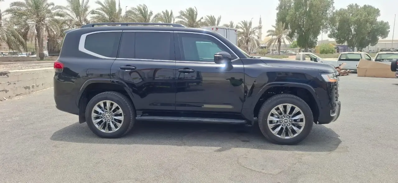 Toyota Land Cruiser VIP BR6 مصفحة من الجانب الأيمن