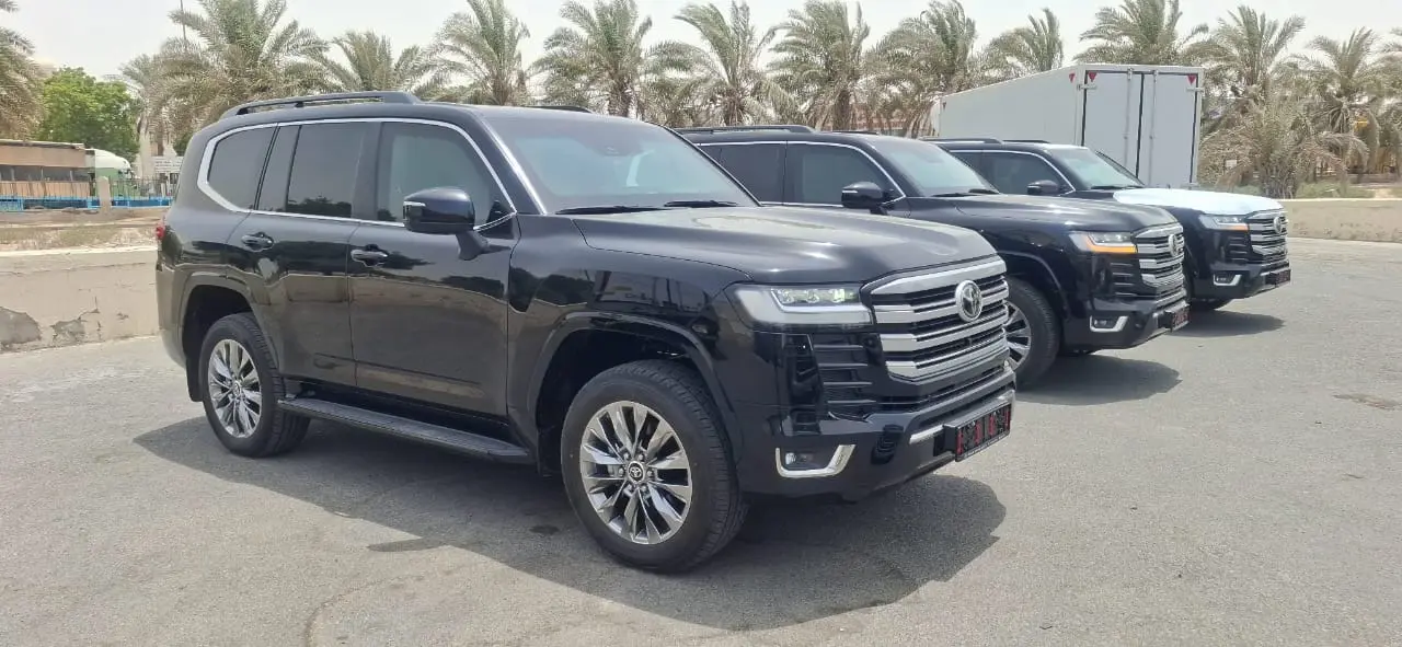 Toyota Land Cruiser VIP BR6 Three Vehicles Side View