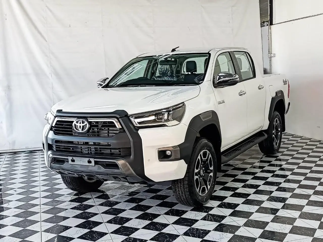 Toyota RHD Hilux 2.8L Dc ضمن فئة شاحنات نقل صغيرة - منظر أمامي