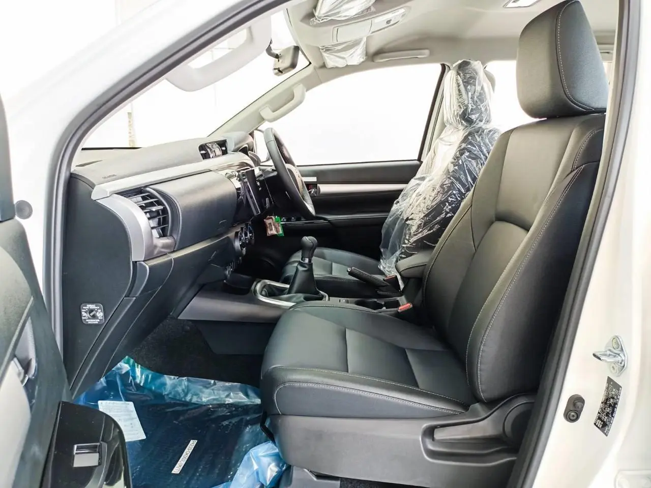 Toyota RHD Hilux 2.8L DC armored pickup right-hand-drive seating