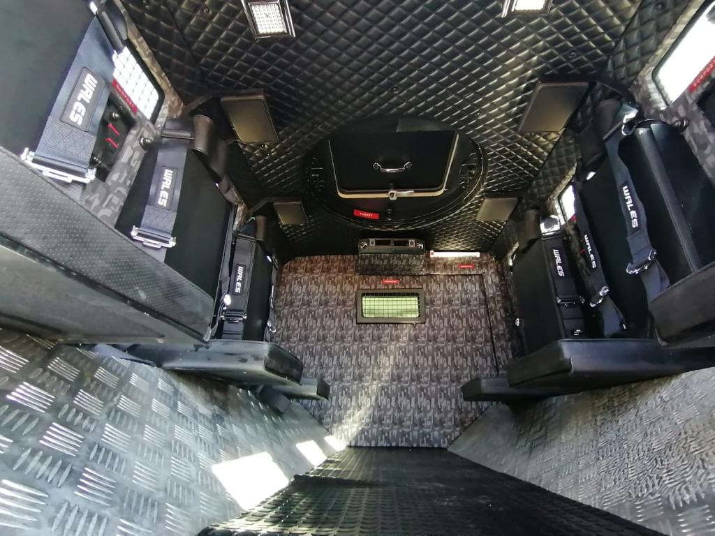 Toyota Troop Carrier LC79 BR6 مصفحة مع مقاعد خلفية من الأرضية