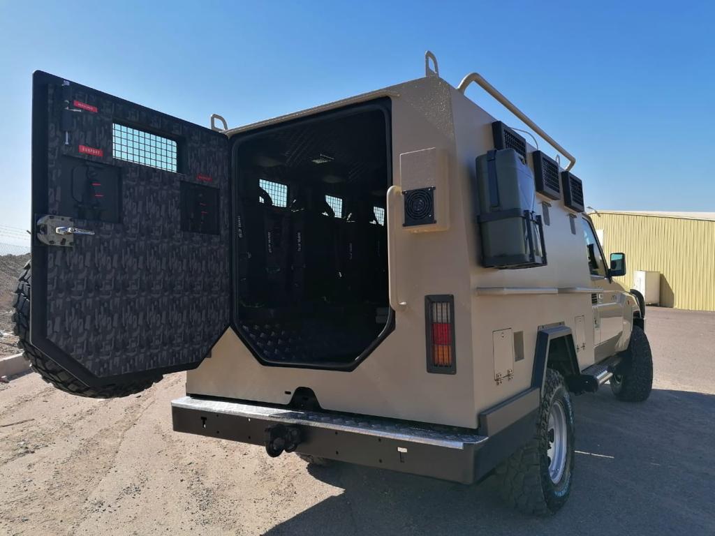 Toyota Troop Carrier LC79 BR6 مصفحة من الخلف مع الصندوق مفتوح