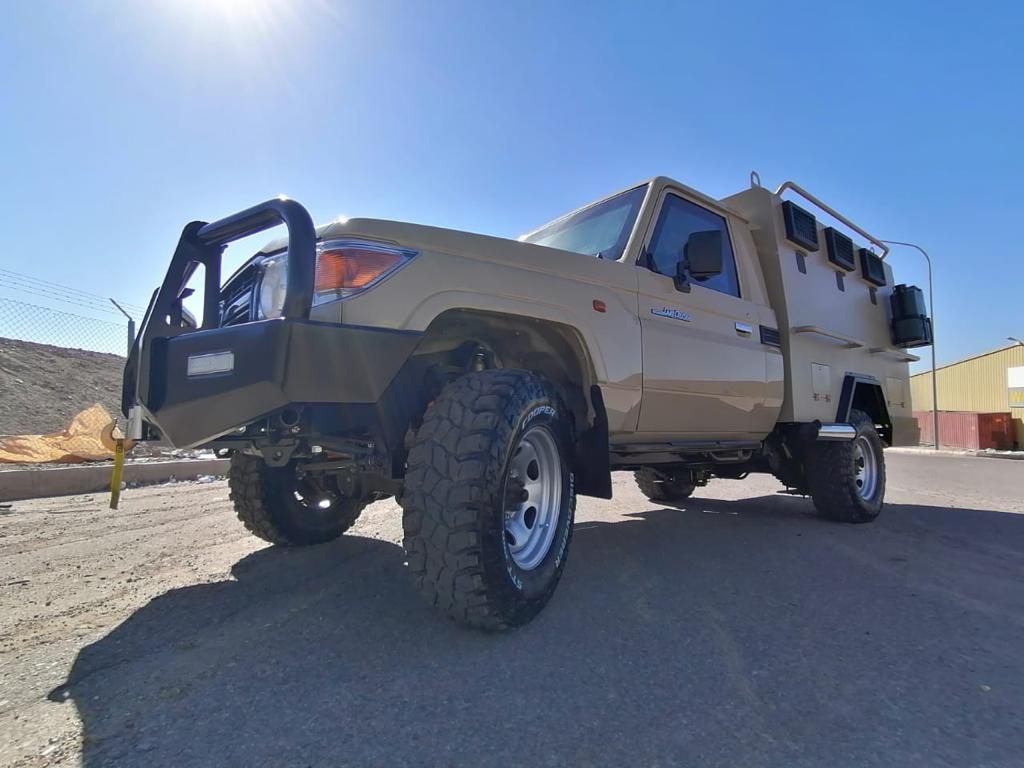 Toyota Troop Carrier LC79 - 8 Crew BR6 blindé - vue avant, côté gauche, angle trois-quarts