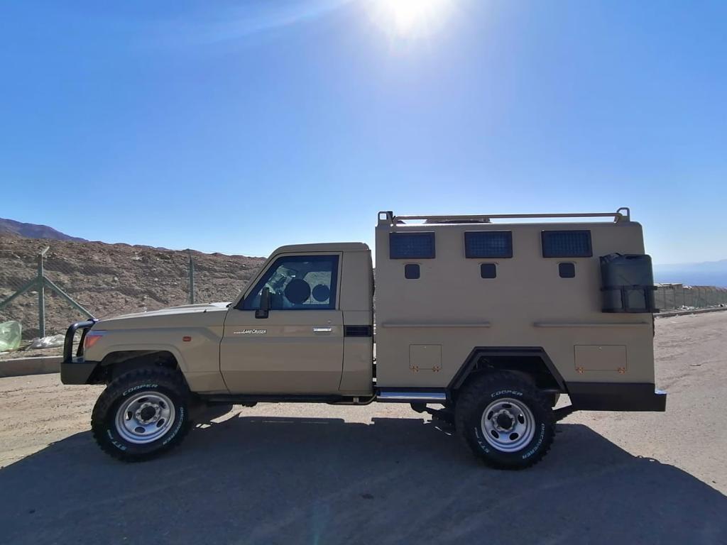 Toyota Troop Carrier LC79 - 8 Crew BR6 blindé - profil latéral, côté gauche, vue complète