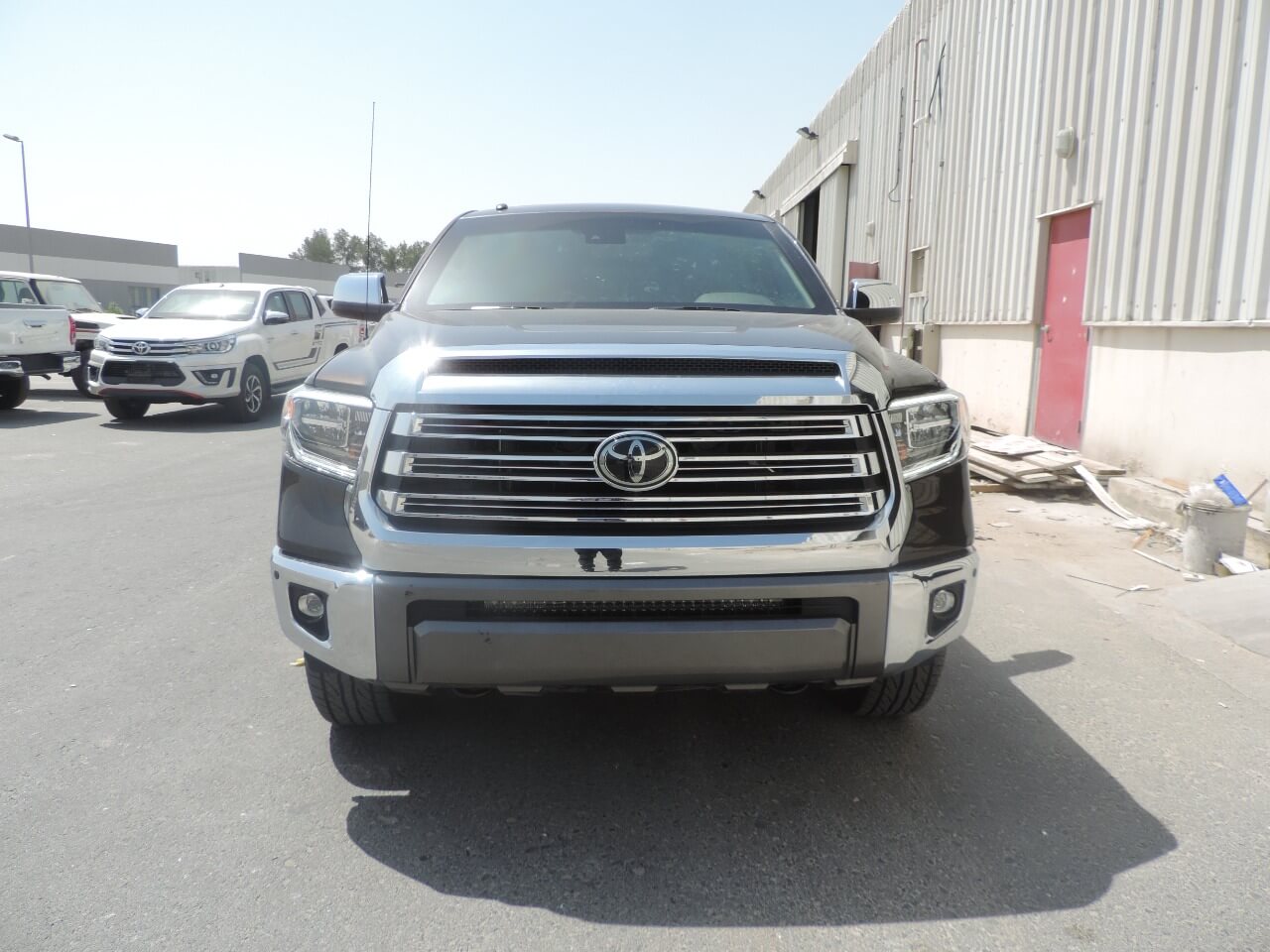 Toyota Tundra مصفحة بمنظر أمامي خارجي