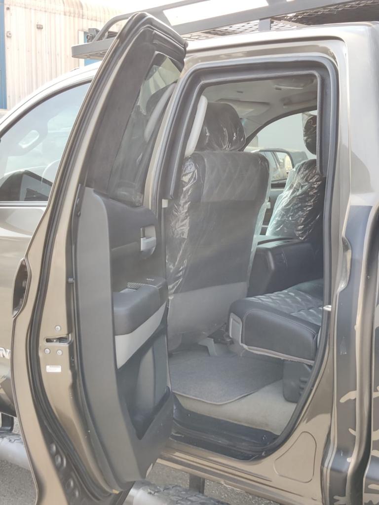 Toyota Tundra Off Road مصفحة مع الباب الخلفي الأيسر مفتوح