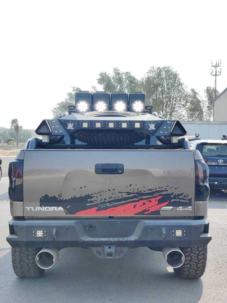 Toyota Tundra Off Road مصفحة بمنظر خلفي مع العوادم