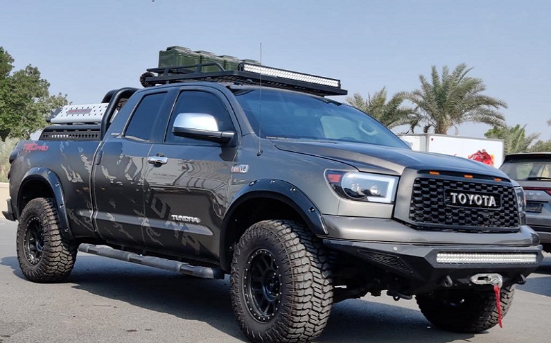 Toyota Tundra Off-Road Edition ضمن فئة شاحنات نقل صغيرة - منظر أمامي، الجانب الأيمن