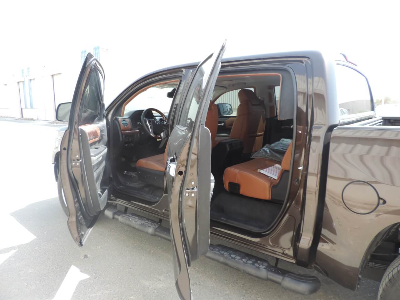 Toyota Tundra مصفحة من الجانب الأيمن مع الأبواب مفتوحة