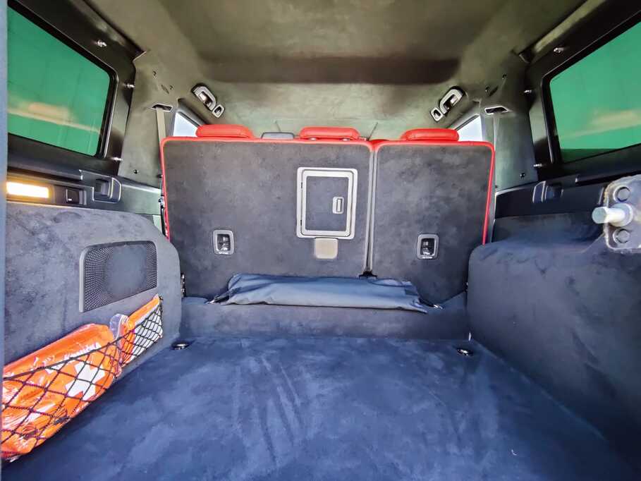 Mercedes-Benz G500 رمادية مصفحة من الخلف بزاوية خارجية