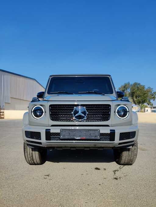 Mercedes-Benz G500 رمادية مصفحة بمنظر أمامي كامل