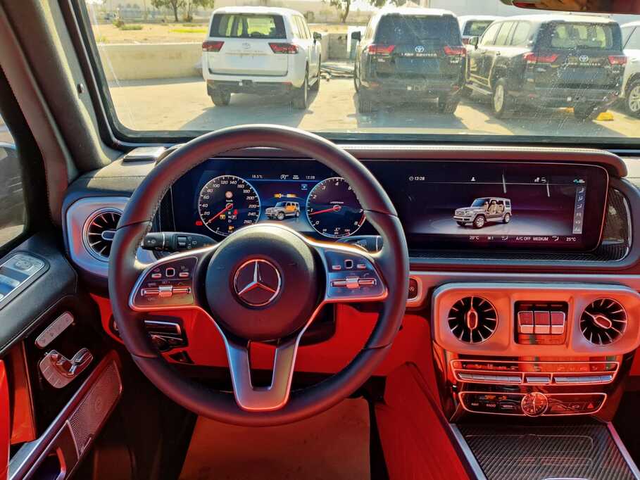 Mercedes-Benz G500 رمادية مصفحة مع تفاصيل العجلات