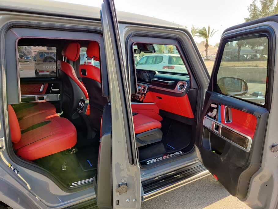 Mercedes-Benz G500 رمادية مصفحة مع الأبواب مفتوحة