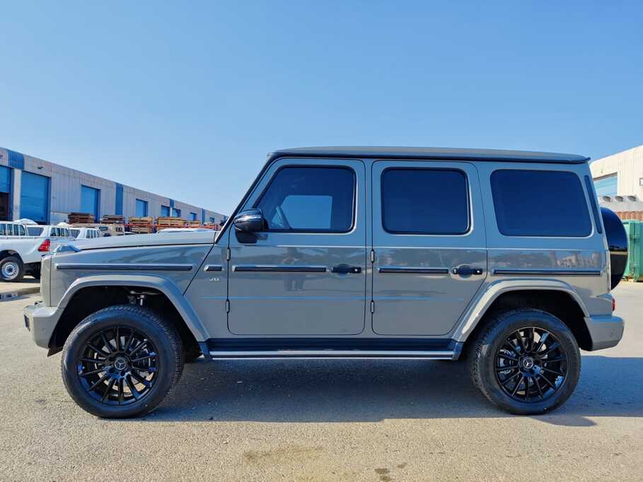 Mercedes-Benz G500 رمادية مصفحة بمنظر جانبي كامل