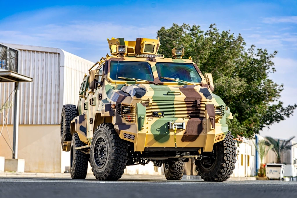 Ford F550 APC Camo مصفحة من الأمام بزاوية يسار